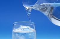 Для неплохого настроения нужно пить не меньше восьми стаканов воды в день