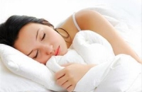 Сон при тусклом свете может привести к ожирению