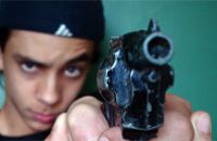 Риск совершения суицида ребенком выше, если дома есть огнестрельное оружие