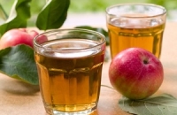Диетологи не рекомендуют давать детям яблочный сок