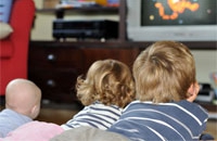 Телевизор в детской, особенно в каникулы, связан с проблемой лишнего веса у ребенка