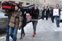 ВИЧ-активисты похоронили борьбу со СПИДом под окнами Минздрава ВИЧ-активисты похоронили борьбу со СПИДом под окнами Минздрава