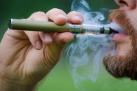 Люди, курящие электронные сигареты, получают огромные дозы никотина