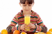 Британские стоматологи призвали давать детям меньше фруктового сока