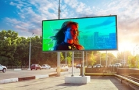 Уличные рекламные экраны в центре городского блица