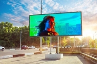 Уличные рекламные экраны в центре городского блица