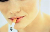 Мужчины и женщины курят по разным причинам, показал опрос