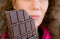 Доказано: 15-минутные прогулки помогают есть меньше шоколада