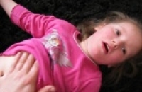 Сердечко матери: отчаявшись от бездействия чиновников, англичанка обнародовала видеозапись приступа эпилепсии у своей доче