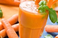 Неумеренное употребление морковного сока может вызвать обострение некоторых заболеваний