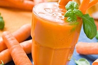 Неумеренное употребление морковного сока может вызвать обострение некоторых заболеваний