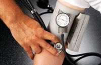 Для достоверных результатов, измерение артериального давления должно проводиться на обеих руках