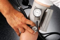Для достоверных результатов, измерение артериального давления должно проводиться на обеих руках