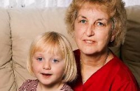 Ставшая мамой в 57 лет выступила против пожилых «молодых матерей»