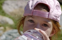 Необыкновенная бутылка для воды должна отбить у ребенка желание пить газировку