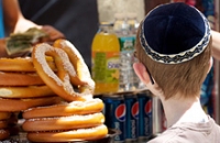 Израиль лишит население дешевых и вредных продуктов питания