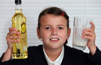 Редкий дефект заставляет девочку ежедневно пить масло и сливки
