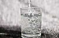 Из-за редчайшей болезни почек ребенок вынужден выпивать более 20 литров воды в день
