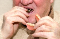 Бразильские ученые нашли необычный способ дезинфекции зубных протезов