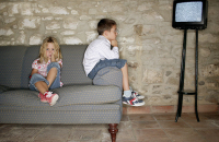 Излишнее пристрастие к телеку становится причиной развития асоциальности у детей