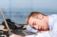 Почему офисным работникам хочется спать на рабочем месте?